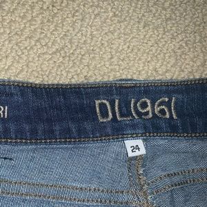 Skinny jeans with rips